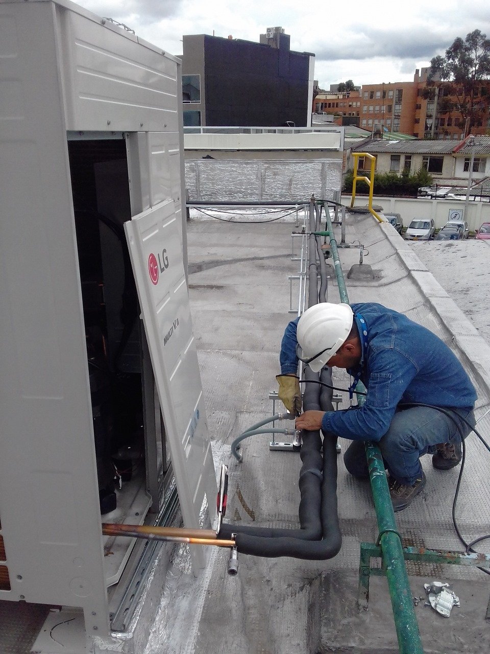 Técnico instalando unidad LG multi V en cubierta
